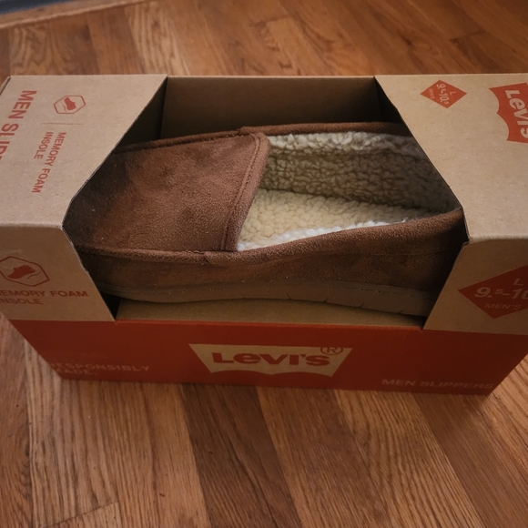🔮 [3/$30] Levi's Slippers - Picture 2 of 9